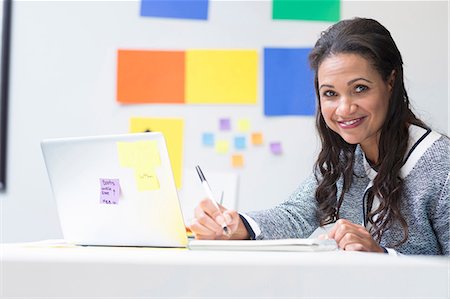 simsearch:614-06625038,k - Businesswoman taking notes at desk Photographie de stock - Premium Libres de Droits, Code: 614-06624428