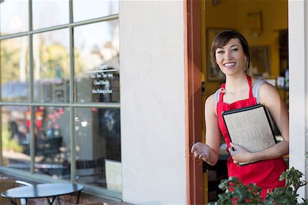 simsearch:614-06625038,k - Waitress standing at cafe door Photographie de stock - Premium Libres de Droits, Code: 614-06624456