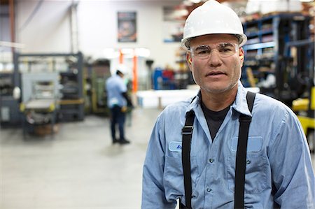 Worker standing in metal plant Photographie de stock - Premium Libres de Droits, Code: 614-06624474