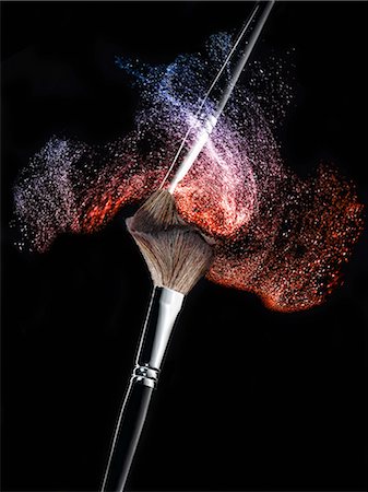 Make up brushes spilling powder Stock Photo - Premium Royalty-Free, Code: 614-06624476