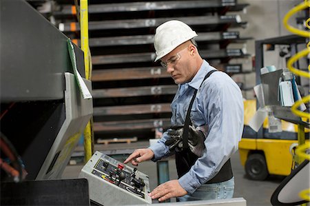 panneaux de contrôle - Worker at control panel in metal plant Photographie de stock - Premium Libres de Droits, Code: 614-06624482