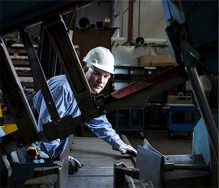 production - Worker using machinery in metal plant Photographie de stock - Premium Libres de Droits, Code: 614-06624495