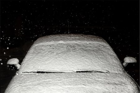 recouvert de neige - Snow-covered car in driveway Photographie de stock - Premium Libres de Droits, Code: 614-06624522