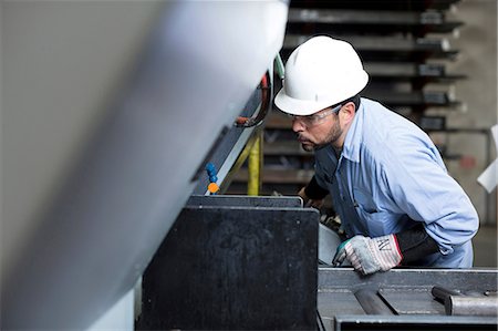 Worker using machinery in metal plant Photographie de stock - Premium Libres de Droits, Code: 614-06624530