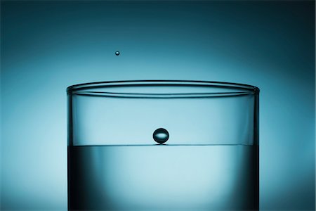 simsearch:614-06624533,k - Close up of drop in glass of water Foto de stock - Sin royalties Premium, Código: 614-06624533