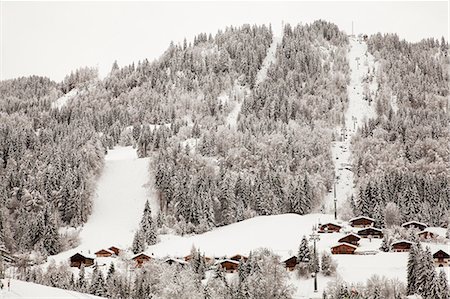 Houses and chairlift on snowy mountain Foto de stock - Sin royalties Premium, Código: 614-06624547