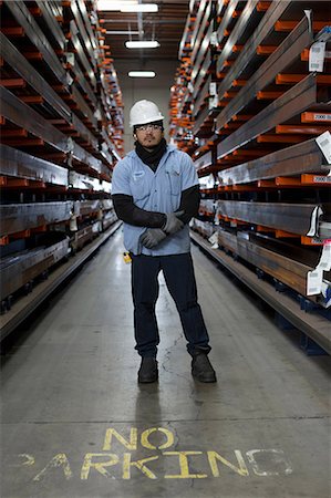 protector de oídos - Worker standing in metal plant Foto de stock - Sin royalties Premium, Código: 614-06624551