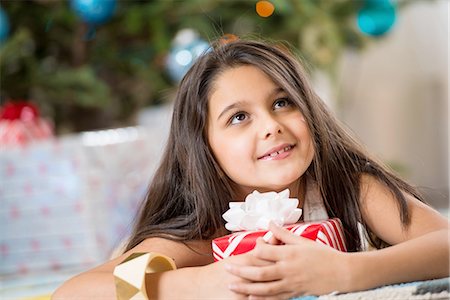 recibo - Girl holding Christmas present on floor Photographie de stock - Premium Libres de Droits, Code: 614-06624567