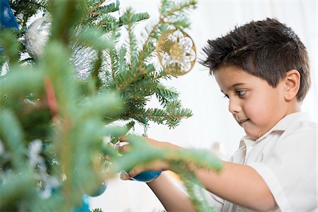 simsearch:614-06624577,k - Boy decorating Christmas tree Stock Photo - Premium Royalty-Free, Code: 614-06624571
