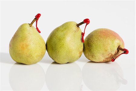 Pears with red tags on stems Photographie de stock - Premium Libres de Droits, Code: 614-06624596