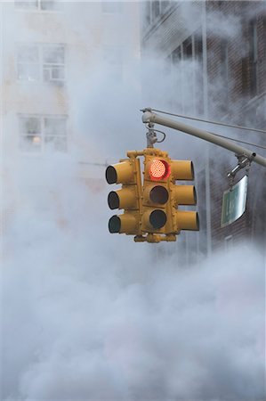 señales de tráfico - Traffic light on steamy city street Foto de stock - Sin royalties Premium, Código: 614-06624665