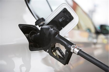 pompe à essence - Close up of gas nozzle in tank Photographie de stock - Premium Libres de Droits, Code: 614-06624697