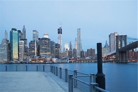 pont (bateau) - New York City skyline lit up at night Photographie de stock - Premium Libres de Droits, Code: 614-06624699