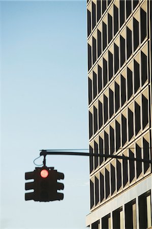 semaforo rosso - Traffic light and skyscraper Fotografie stock - Premium Royalty-Free, Codice: 614-06624690