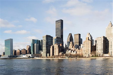 simsearch:614-06624780,k - New York City skyline and water Foto de stock - Sin royalties Premium, Código: 614-06624716