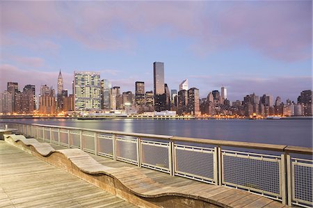 simsearch:614-06624780,k - New York City skyline lit up at dusk Photographie de stock - Premium Libres de Droits, Code: 614-06624750