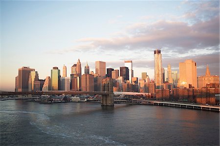 simsearch:614-06624780,k - New York City skyline and bridge Photographie de stock - Premium Libres de Droits, Code: 614-06624779