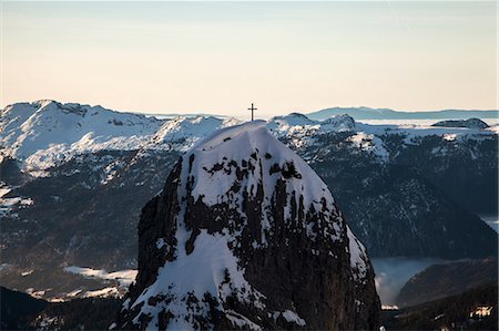 Cross on snowy mountaintop Photographie de stock - Premium Libres de Droits, Code: 614-06624789