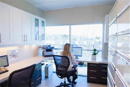 full body image of person in lab coat - Businesswoman working in office Photographie de stock - Premium Libres de Droits, Code: 614-06624799