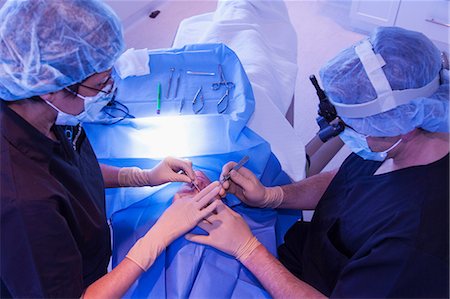 Surgeons with patient in operating room Stockbilder - Premium RF Lizenzfrei, Bildnummer: 614-06624800