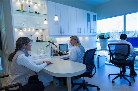 Doctor and patient talking in office Photographie de stock - Premium Libres de Droits, Code: 614-06624817