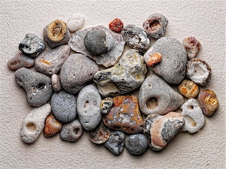 Sea stones arranged on paper Foto de stock - Sin royalties Premium, Código: 614-06624827