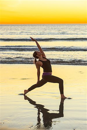 Woman practicing yoga on beach Foto de stock - Sin royalties Premium, Código: 614-06624837