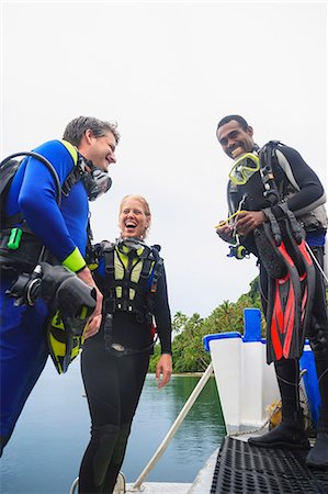 pacífico del sur - Scuba divers laughing on boat Foto de stock - Sin royalties Premium, Código: 614-06624844