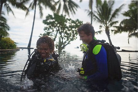 south pacific - Scuba divers splashing in water Photographie de stock - Premium Libres de Droits, Code: 614-06624848