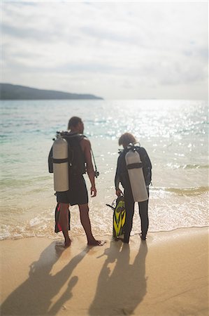 sommozzatore (uomo e donna) - Scuba divers walking on tropical beach Foto de stock - Sin royalties Premium, Código: 614-06624858