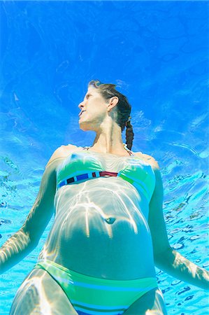 person underwater looking up - Pregnant woman in swimming pool Photographie de stock - Premium Libres de Droits, Code: 614-06624892