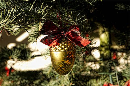 Christmas ornament on tree Photographie de stock - Premium Libres de Droits, Code: 614-06624917