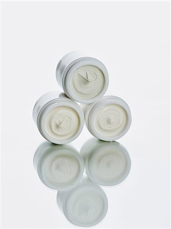 Pots of lotion stacked on counter Fotografie stock - Premium Royalty-Free, Codice: 614-06624968