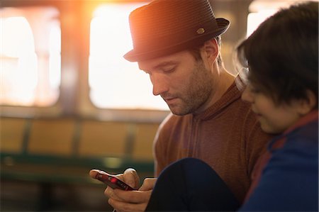 Couple using cell phone together Foto de stock - Sin royalties Premium, Código: 614-06625008