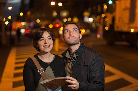 Couple reading city map at night Foto de stock - Sin royalties Premium, Código: 614-06625017