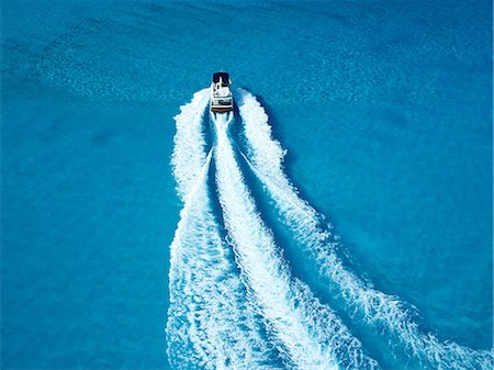 Boat sailing in tropical water Photographie de stock - Premium Libres de Droits, Code: 614-06625030