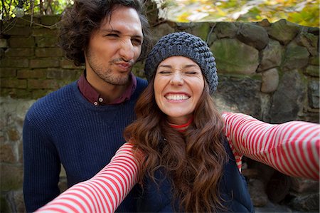 Couple taking picture together outdoors Photographie de stock - Premium Libres de Droits, Code: 614-06625086
