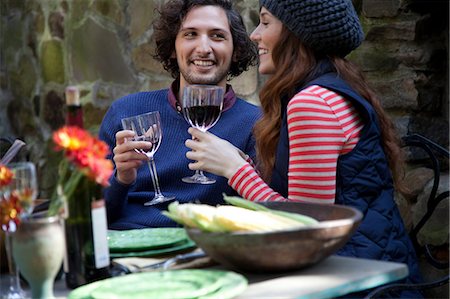 Couple having wine together outdoors Foto de stock - Sin royalties Premium, Código: 614-06625081