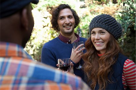 freundschaft - Smiling friends having wine outdoors Foto de stock - Sin royalties Premium, Código: 614-06625083