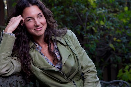 paz - Smiling woman relaxing outdoors Foto de stock - Sin royalties Premium, Código: 614-06625101