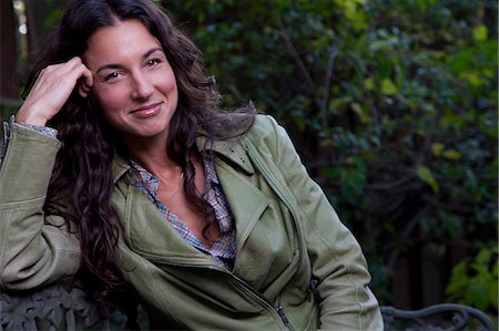 frieden - Smiling woman relaxing outdoors Foto de stock - Sin royalties Premium, Código: 614-06625101