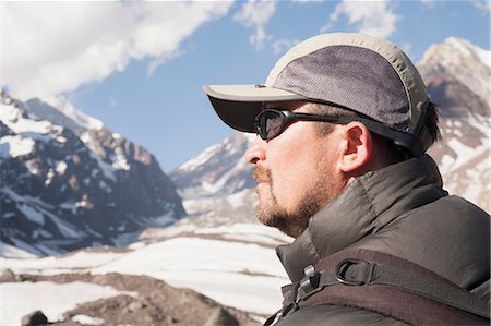 santiago chile - Hiker overlooking snowy mountains Photographie de stock - Premium Libres de Droits, Code: 614-06625120