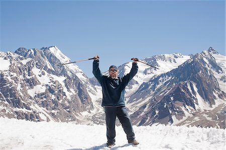 simsearch:614-06625126,k - Hiker cheering on snowy mountaintop Photographie de stock - Premium Libres de Droits, Code: 614-06625130