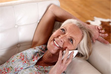 simsearch:614-06718079,k - Older woman talking on cell phone Fotografie stock - Premium Royalty-Free, Codice: 614-06625163