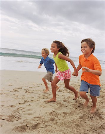 Children running together on beach Foto de stock - Sin royalties Premium, Código: 614-06625205