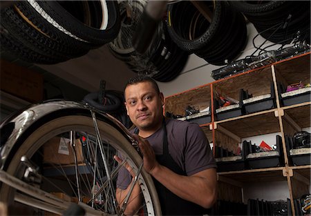 paraurti - Mechanic working in bicycle shop Fotografie stock - Premium Royalty-Free, Codice: 614-06625215