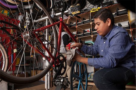 Mechanic working in bicycle shop Fotografie stock - Premium Royalty-Free, Codice: 614-06625218