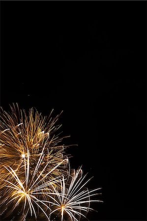 fuegos artificiales - Fireworks exploding in sky Foto de stock - Sin royalties Premium, Código: 614-06625210