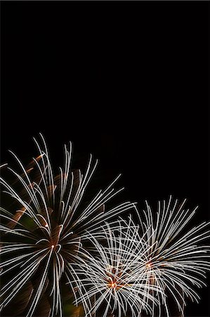 fuegos artificiales - Fireworks exploding in sky Foto de stock - Sin royalties Premium, Código: 614-06625212