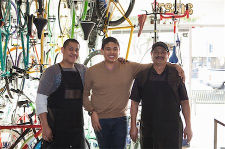 Mechanics smiling in bicycle shop Photographie de stock - Premium Libres de Droits, Code: 614-06625225